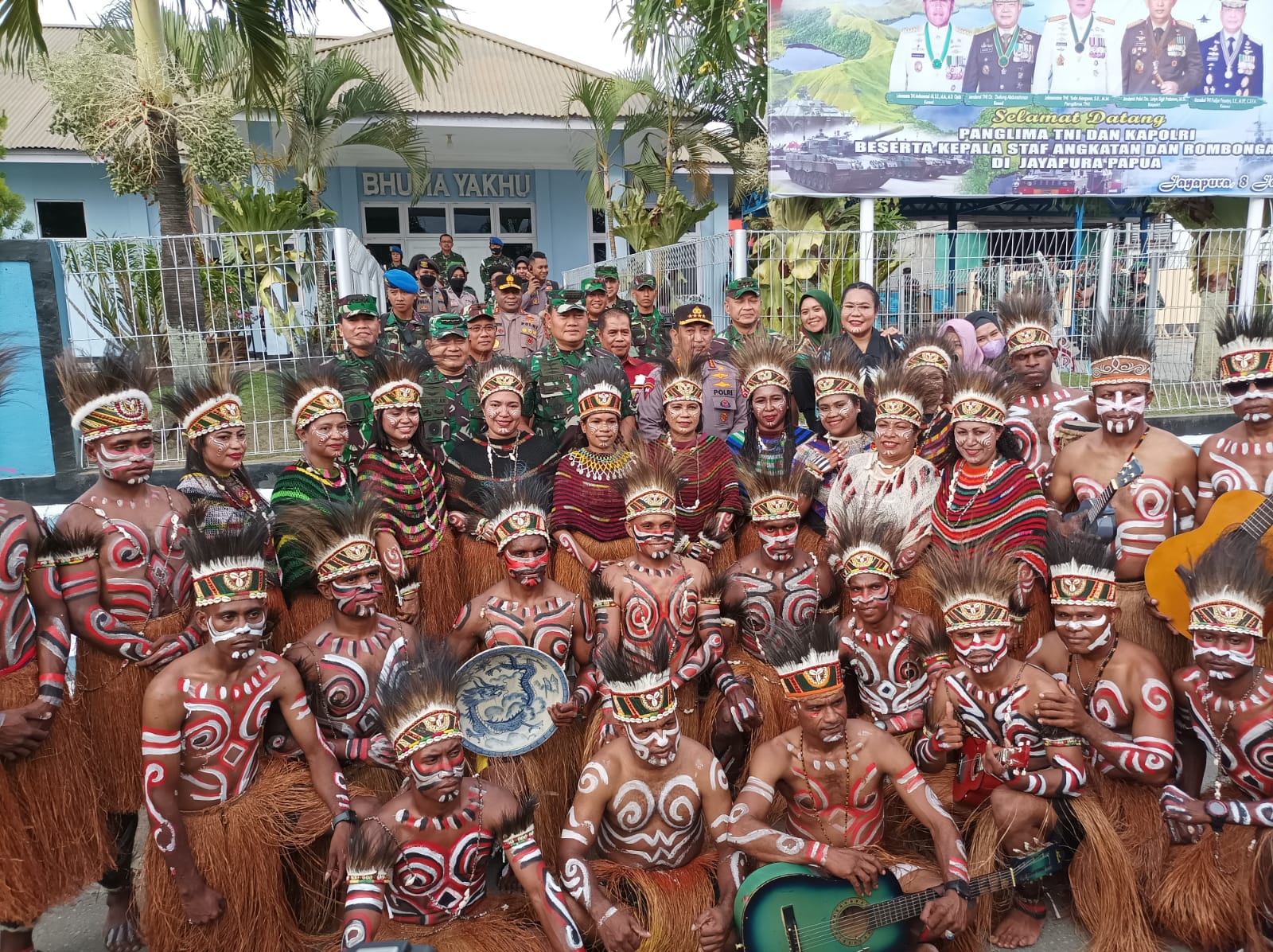 Pangdam XVII/Cenderawasih Bersama Pejabat TNI Polri Dan Pemda Papua Sambut Kedatangan Panglima TNI, Kapolri Dan Para Kepala Staf Angkatan Di Bandara Sentani Jayapura