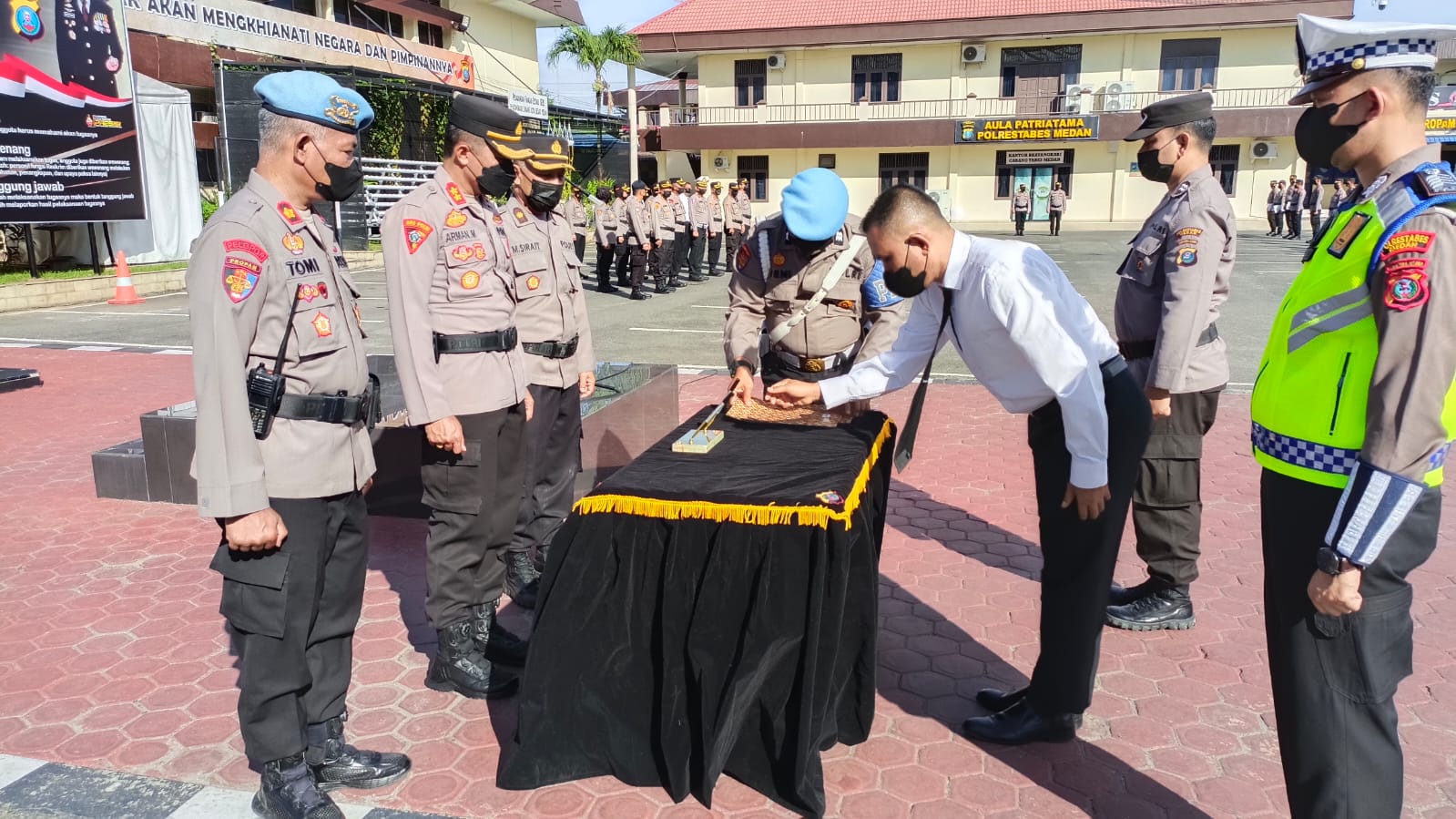 Polrestabes Medan Gelar Apel Pagi Sekaligus Penanda Tanganan Pakta Integritas 