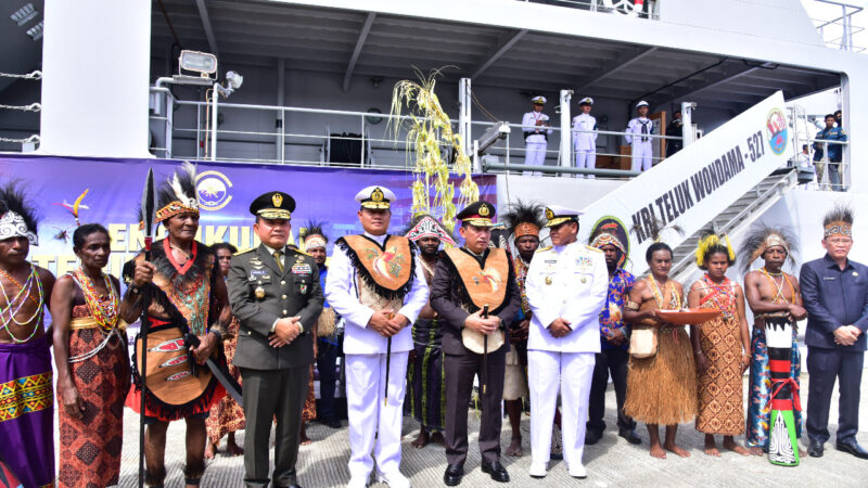 KRI TELUK WONDAMA – 527 Resmi Dikukuhkan Panglima TNI Dan Tokoh Adat Wondama