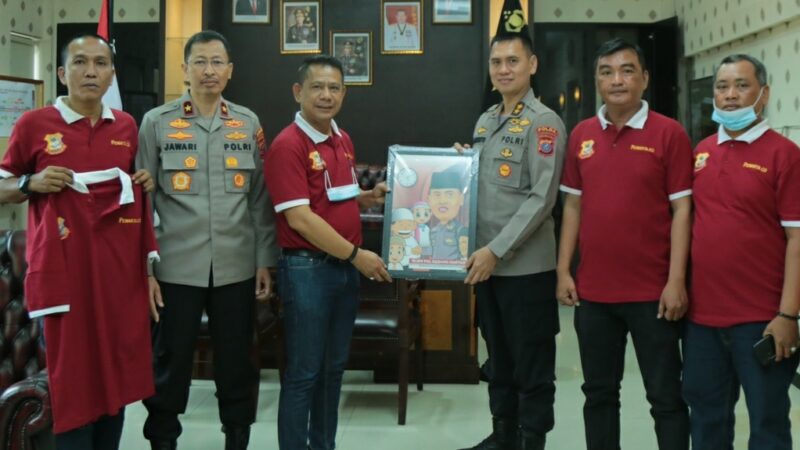 Sebagai Bentuk Kenang-kenangan, Ketua Pewarta Berikan Karikatur kepada Irjen Pol Dadang Hartanto