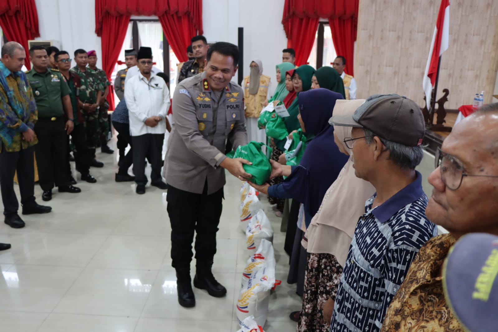 Wakapolrestabes Medan Hadiri Pendistribusian Zakat Nasional pada Kaum Duafa 