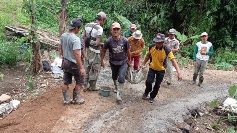 Bhabinkamtibmas dan Warga Bergotong Royong Perbaiki Kerusakan Akses Perkebunan 