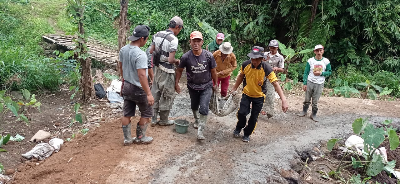 Bhabinkamtibmas dan Warga Bergotong Royong Perbaiki Kerusakan Akses Perkebunan 