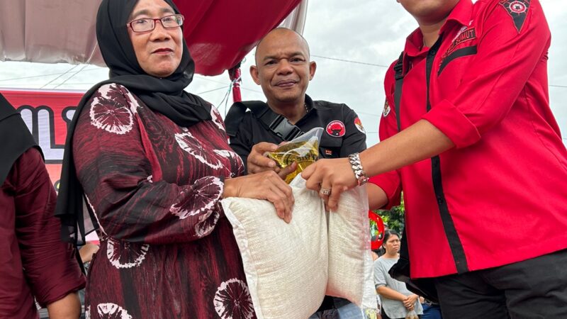 Warga Kelurahan Tanah seribu Kec.Binjai selatan terima Paket sembako.