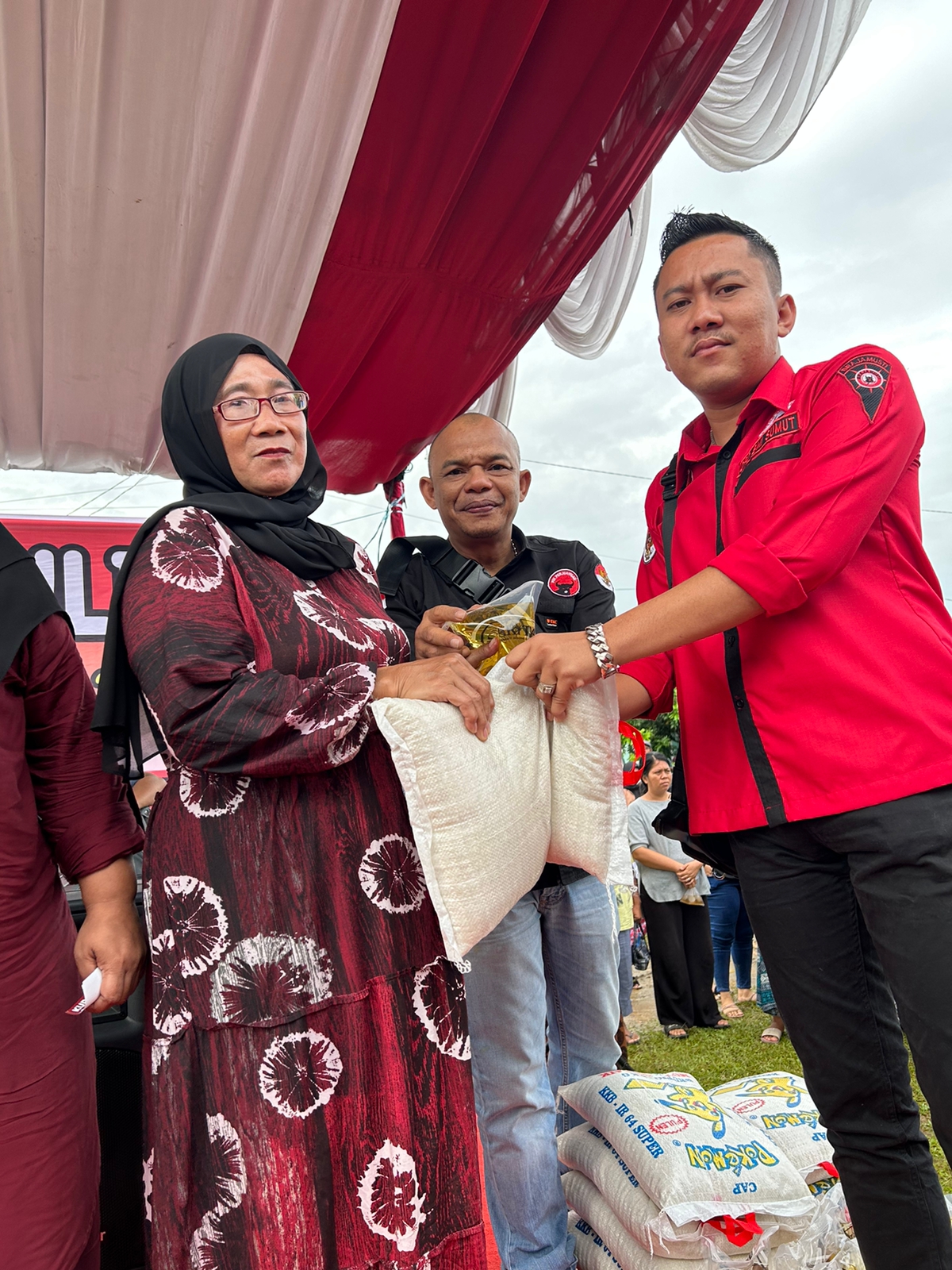 Warga Kelurahan Tanah seribu Kec.Binjai selatan terima Paket sembako.