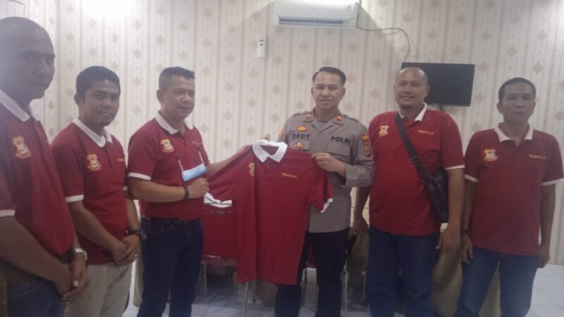 Berikan Baju Kaos, Pewarta Polrestabes Medan Jumat Curhat Bersama Kapolsek Delitua 