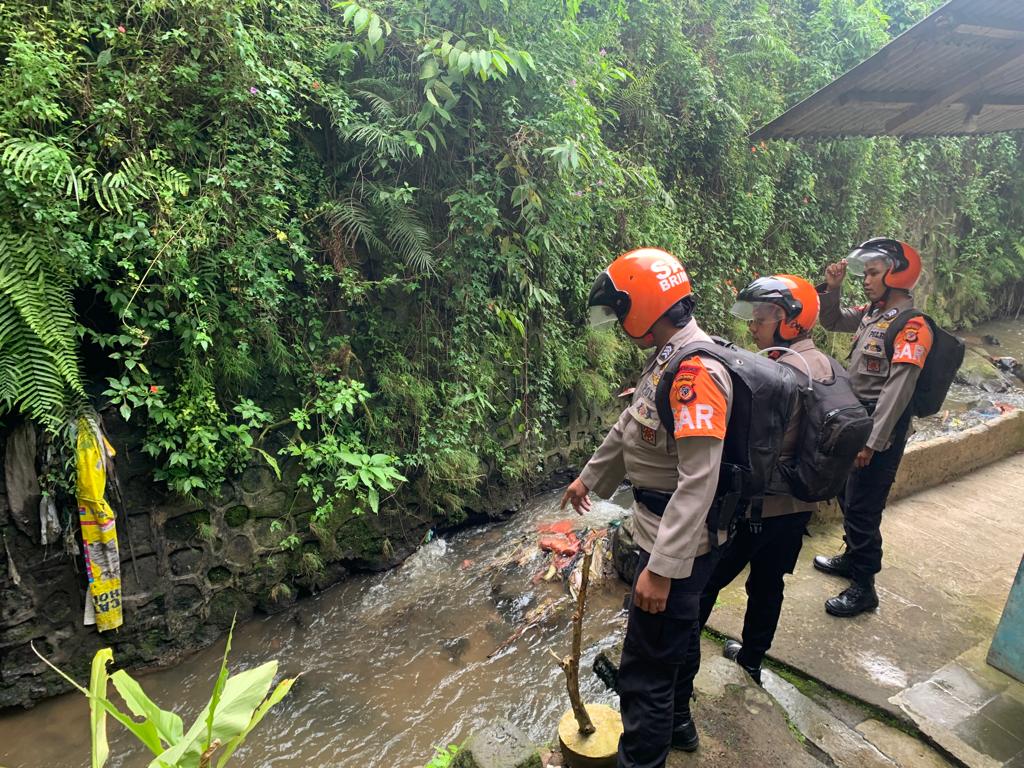 PATROLI TIM SAR SAT BRIMOB POLDA JABAR LAKSANAKAN PENGECEKAN DEBIT AIR DI WILAYAH KECAMATAN CIPANAS CIANJUR