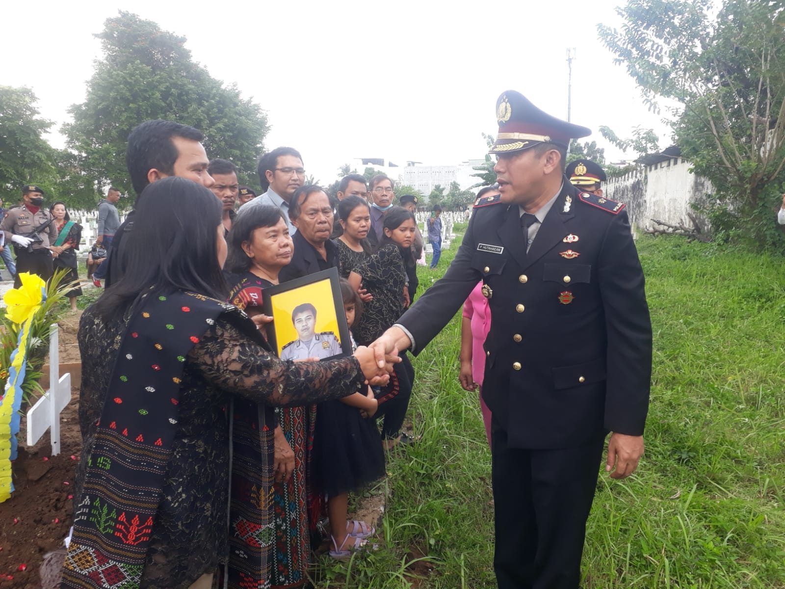 Kasat Samapta Polrestabes Medan Pimpin Upacara Pemakaman Anggotanya Dan Berikan Penghormatan Terakhir