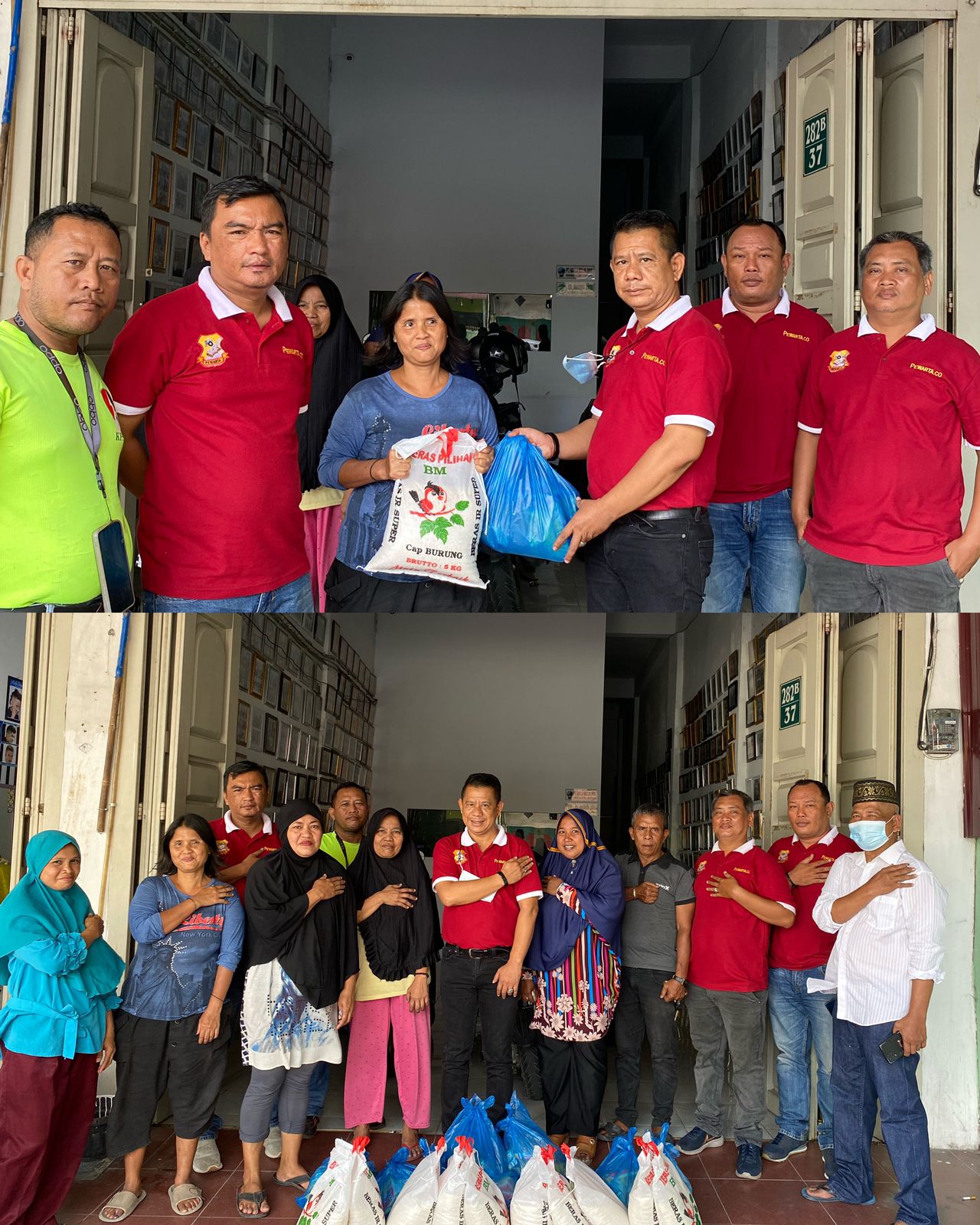 Cari Pahala di Jumat Barokah, Ketua Pewarta Bagi Sembako pada Warga Kurang Mampu