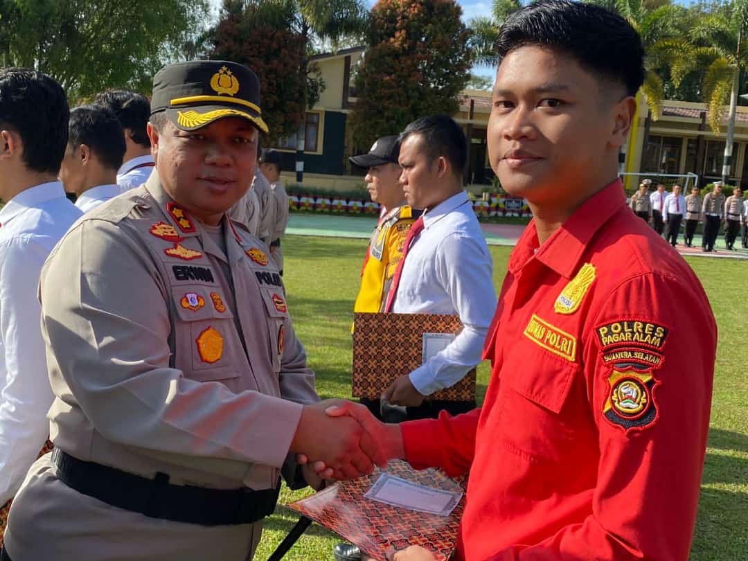 16 Personil Jajaran Polres Pagaralam Di Ganjar Penghargaan Oleh Kapolres 