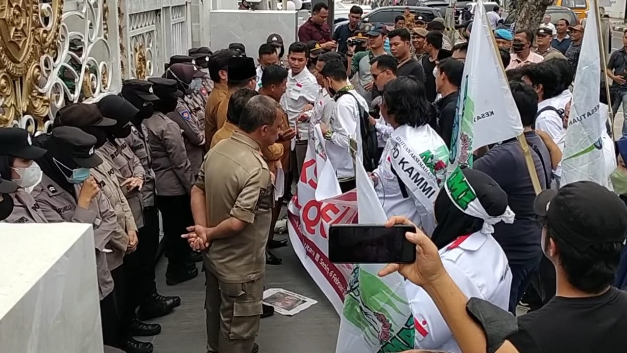 Polrestabes Medan Kawal Unras FSLDK dan KAMMI di Kantor Gubsu dan DPRD Sumut