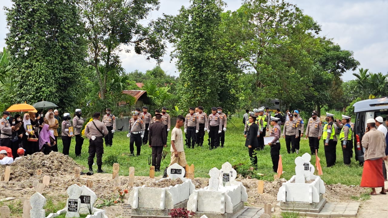 Alumni SEBA POLRI 90/91 Melayat Ke Rumah Duka Aiptu SB.Matondang Di Jalan Bakti Luhur Medan