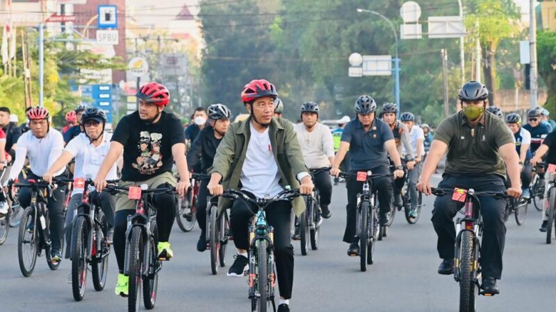 Sambil Bersepeda, Presiden Jokowi Cek Penataan Kota Medan