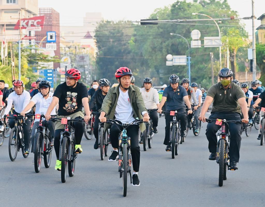 Sambil Bersepeda, Presiden Jokowi Cek Penataan Kota Medan