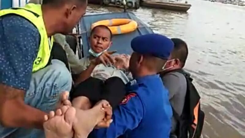 Respon Cepat, Ambulance Apung Ditpolairud Polda Sumsel Evakuasi Lansia