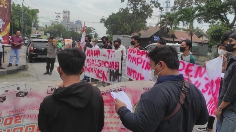 Puluhan Massa Mahasiswa Unjuk Rasa Ke KPU Sumut Terkait Lolosnya Berkas Pencalegan Oknum MAR