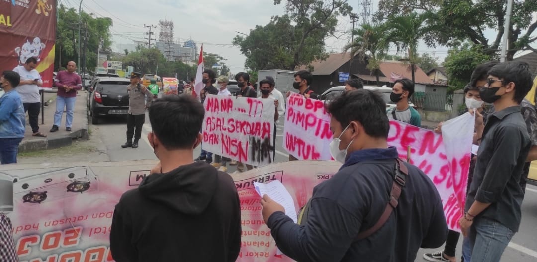 Puluhan Massa Mahasiswa Unjuk Rasa Ke KPU Sumut Terkait Lolosnya Berkas Pencalegan Oknum MAR