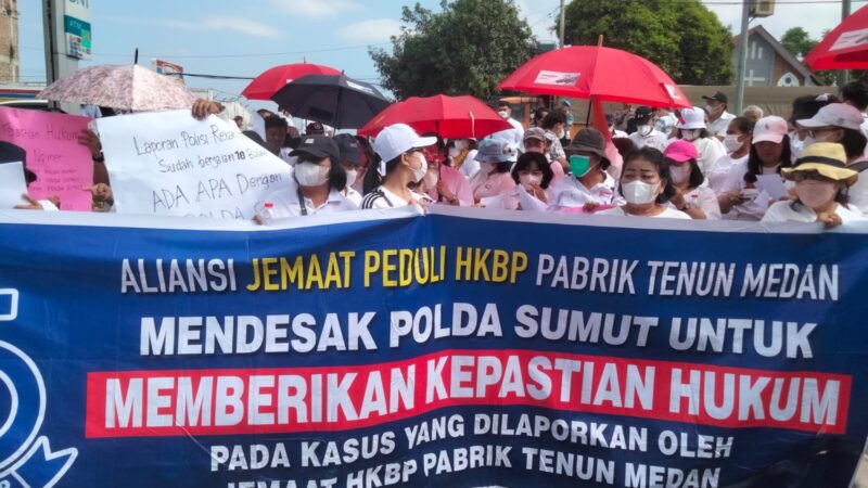 Polrestabes Medan Kawal Unras Massa Aliansi Jemaat Peduli HKBP Pabrik Tenun di Polda Sumut 