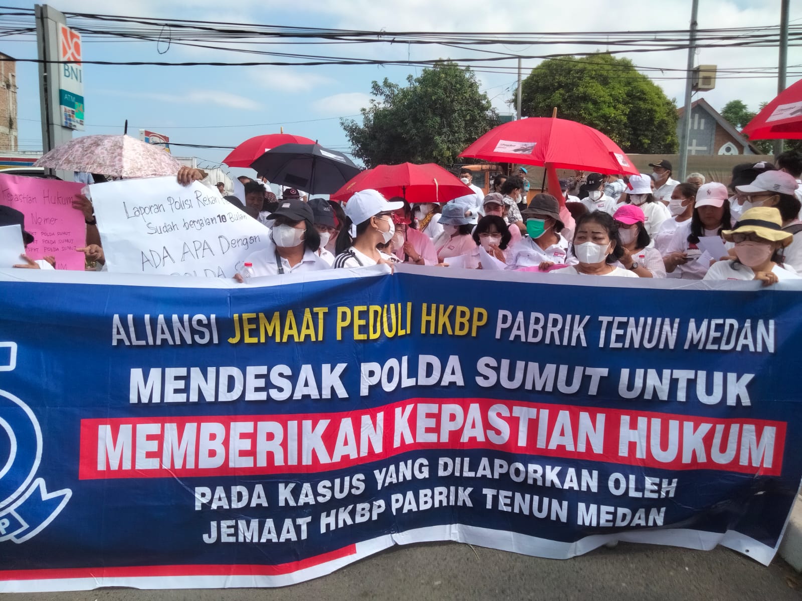 Polrestabes Medan Kawal Unras Massa Aliansi Jemaat Peduli HKBP Pabrik Tenun di Polda Sumut 