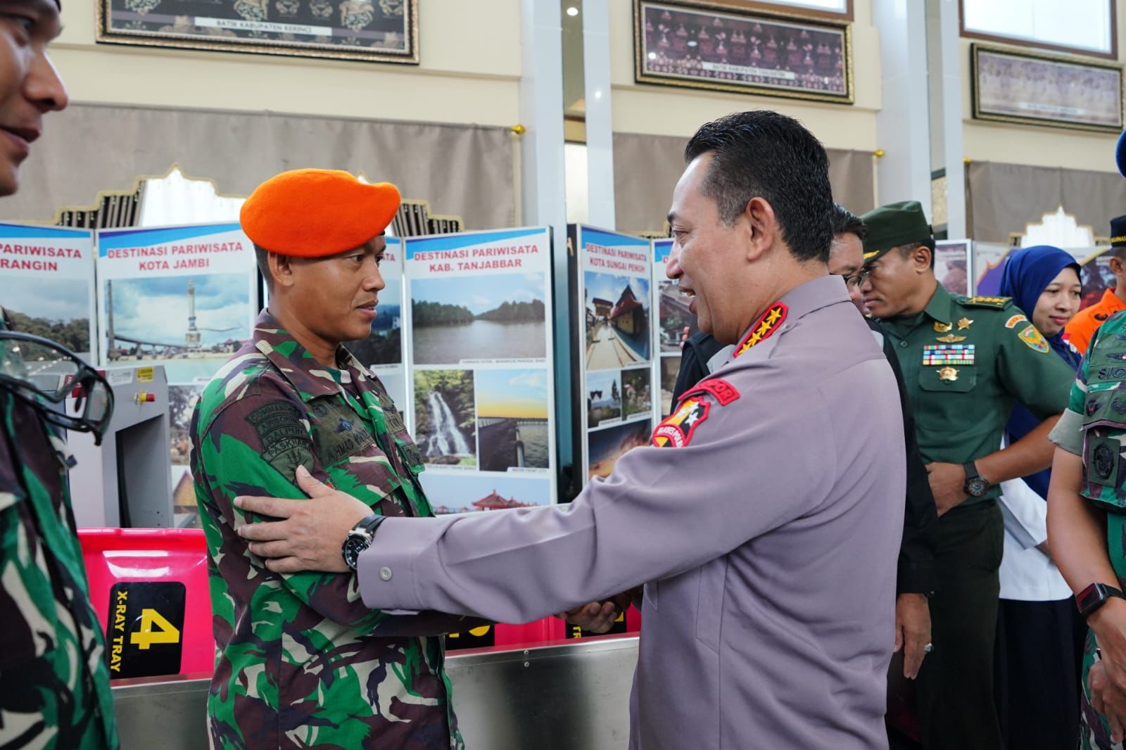 Kapolri Beri Apresiasi Langsung ke TNI yang ‘Berputar’ dan Tim Gabungan Evakuasi Kapolda Jambi