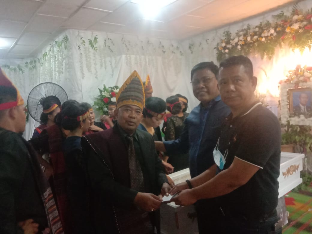 Orang Tua Redaktur SIB Wafat, Ketua Pewarta dan Wapemred SIB Melayat dan Berikan Santunan