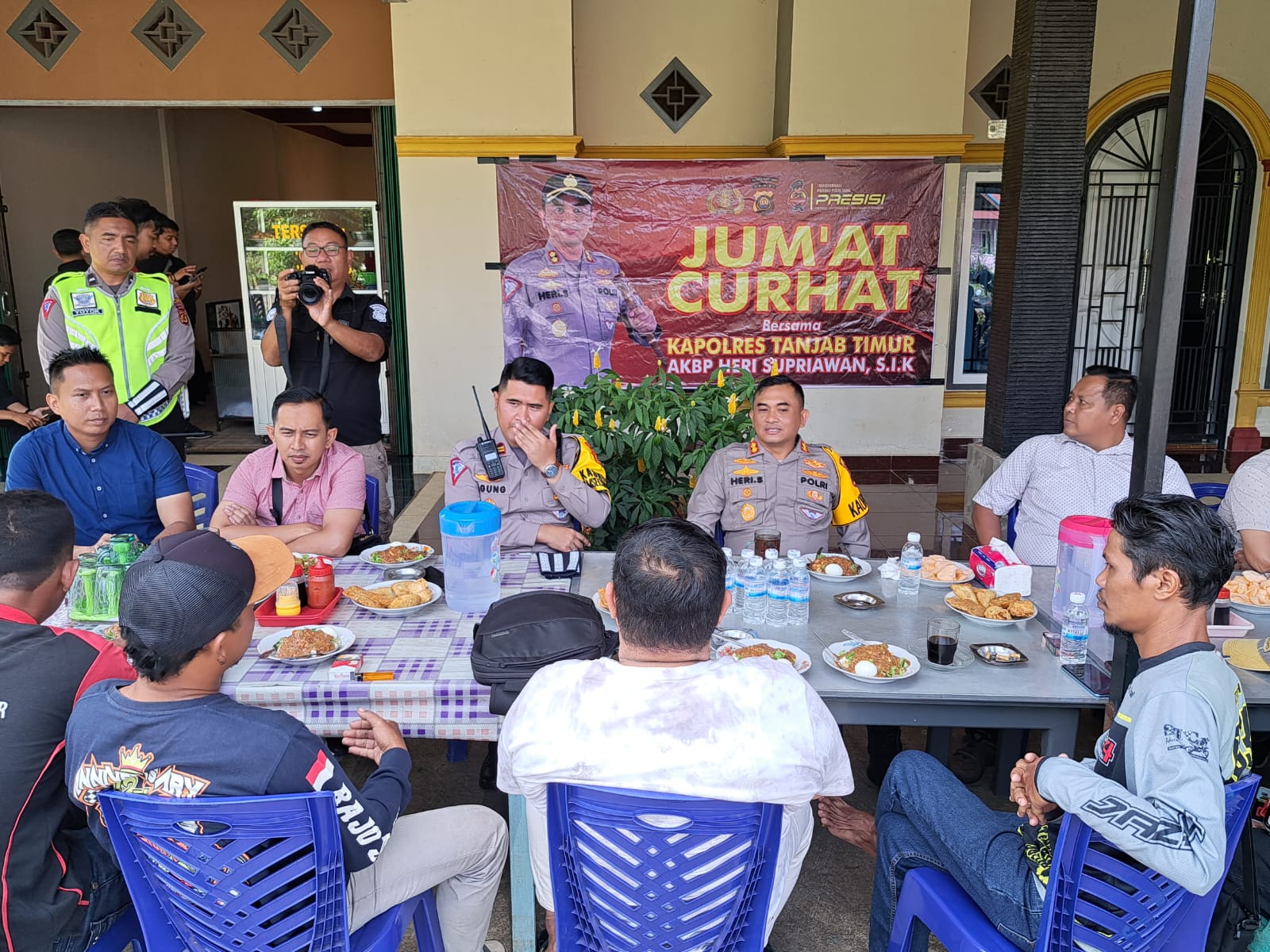 Kapolres Tanjab Timur Gelar Curhat Jumat Bersama Warga Di Warung Gado-Gado