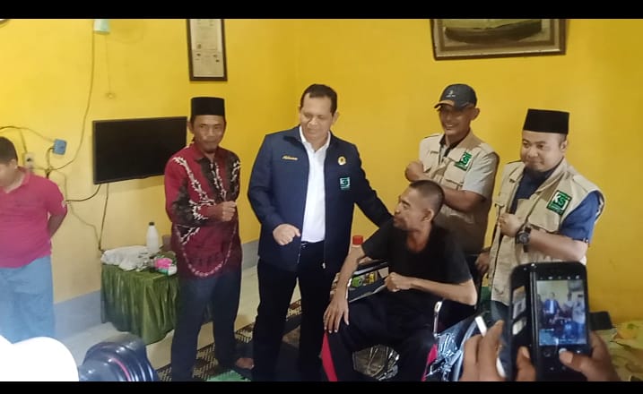 Sang Pejuang Duafa Beri Kursi Roda kepada Pasutri Penderita Lumpuh