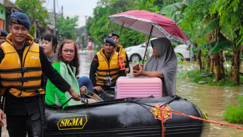 Dramatis, Aksi Heroik Brimob Batalyon D Pelopor Satbrimob PMJ Evakuasi Warga Terjebak Banjir