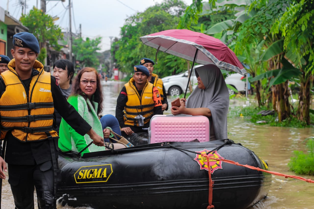 Dramatis, Aksi Heroik Brimob Batalyon D Pelopor Satbrimob PMJ Evakuasi Warga Terjebak Banjir