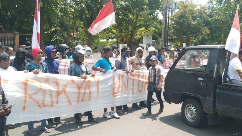 Puskaptis Gelar Aksi Demon Damai di Depan Kantor Dinas Pekerjaan Umum Cipta Karya Perumahan dan Pemungkiman Banyuwangi