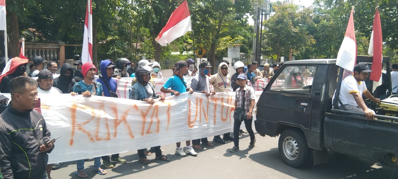 Puskaptis Gelar Aksi Demon Damai di Depan Kantor Dinas Pekerjaan Umum Cipta Karya Perumahan dan Pemungkiman Banyuwangi