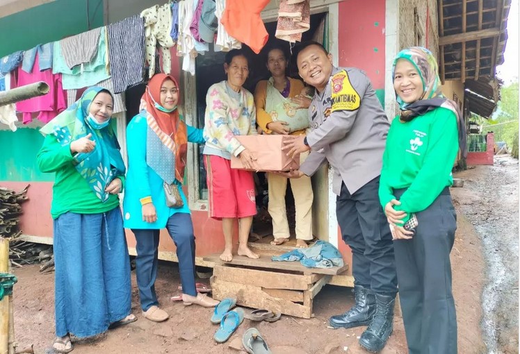 Bentuk Kepedulian Dari Kepolisian, Bhabinkamtibmas Polsek Cimanggung Polres Sumedang Berikan Sembako Kepada Warga Binaanya