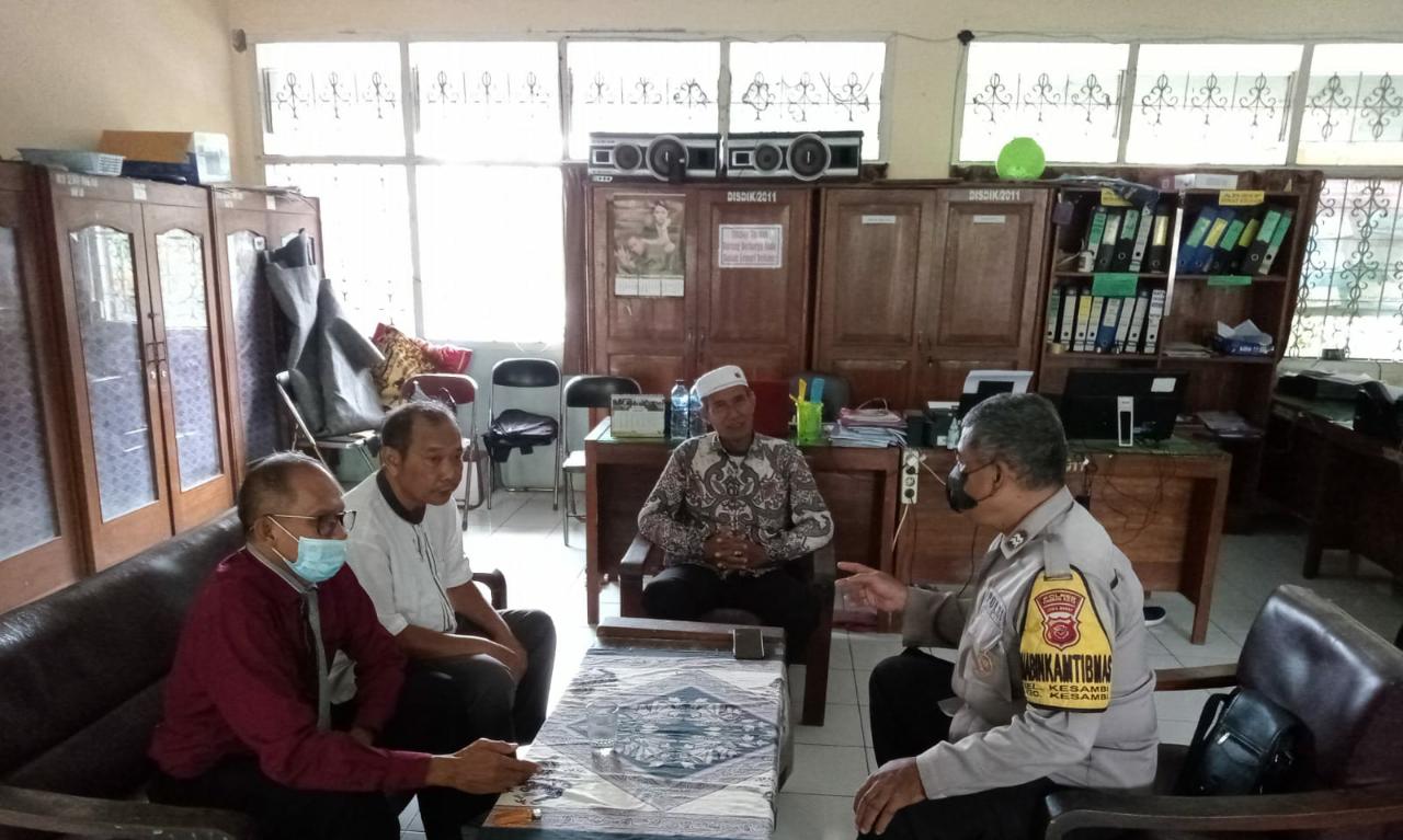 Ajak peduli Kamtibmas,Bhabin Kesambi Polsek Kesambi Polres Ciko sambangi kawasan pendidikan