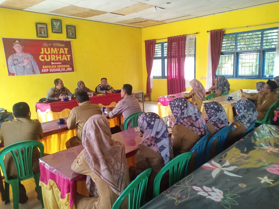 Jumat Curhat, Kapolsek Dendang AKP.Sudar SH Ngobrol Bareng Guru dan Kepala Sekolah SMAN 4