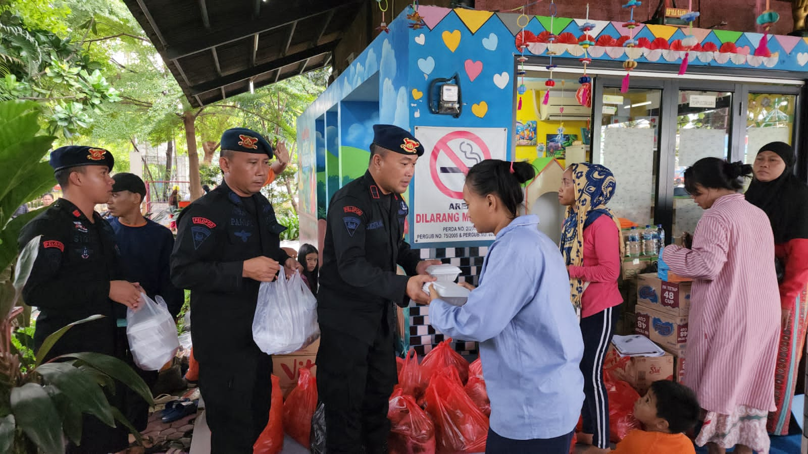 Bantu Korban Kebakaran Depo Plumpang, Sat Brimob Polda Metro Jaya Dirikan Dapur Lapangan 