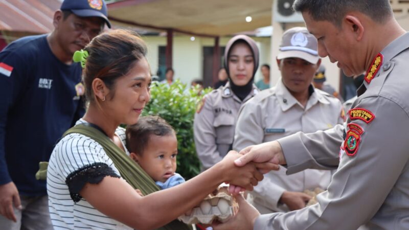 Kapolrestabes Medan Kunjungi Anak Penderita Stunting di Polsek Kutalimbaru 