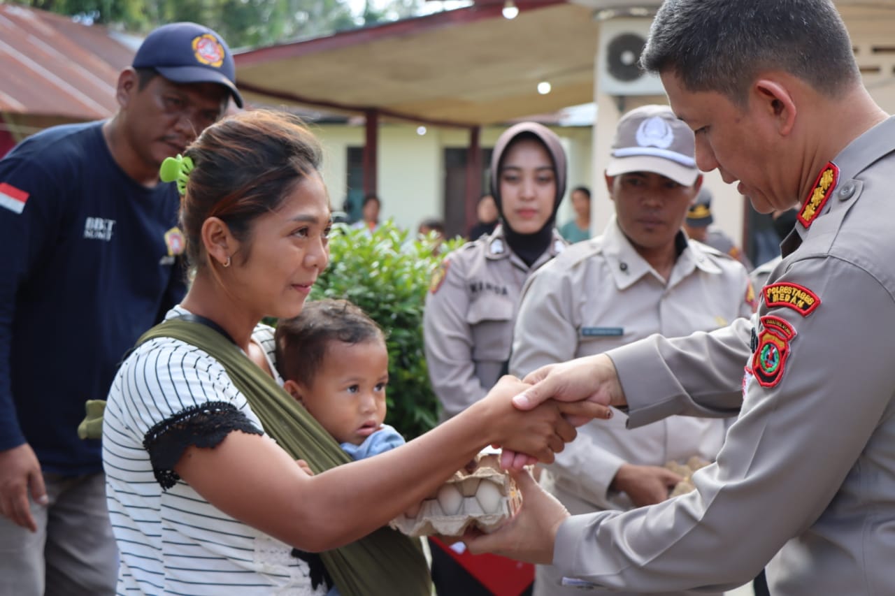 Kapolrestabes Medan Kunjungi Anak Penderita Stunting di Polsek Kutalimbaru 