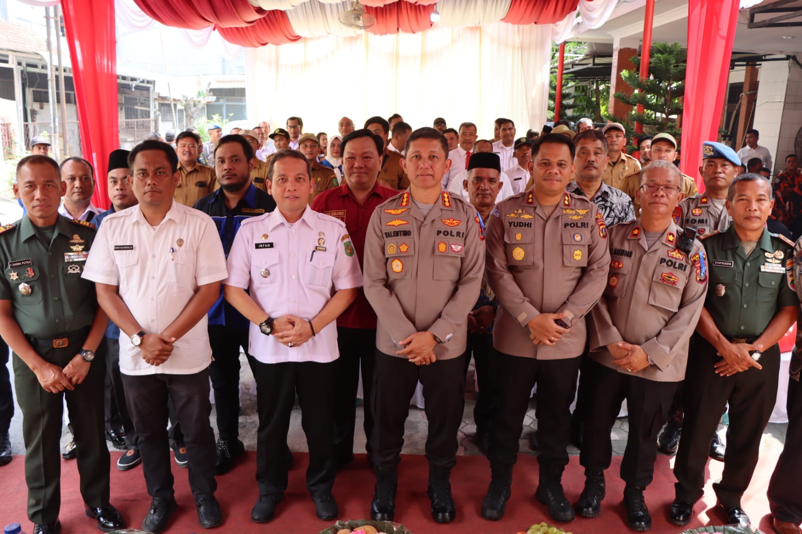 Kapolrestabes Medan Beri Tali Asih ke Anak-anak Penderita Stunting di Polsek Medan Area 