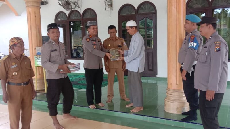 Marhaban Ya Ramadhan, Kapolsek Bangun Purba Sumbangkan Kitab Suci Al-Qur’an di Tiga Desa