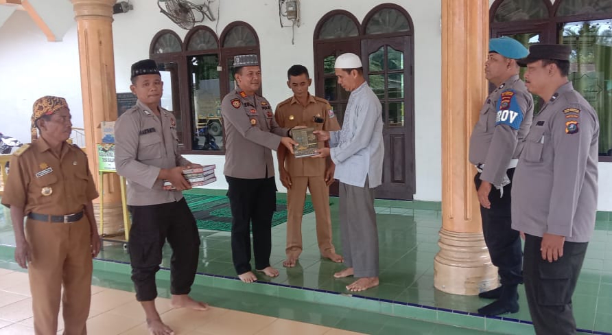 Marhaban Ya Ramadhan, Kapolsek Bangun Purba Sumbangkan Kitab Suci Al-Qur’an di Tiga Desa