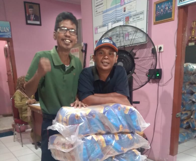Pengurus Gereja Katedral Santa Maria Gelar Baksos Di Kelurahan Talang Semut