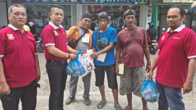 Jumat Barokah Ramadan, Ketua Pewarta Berikan Sembako kepada Juru Parkir dan Petugas Jaga Malam 