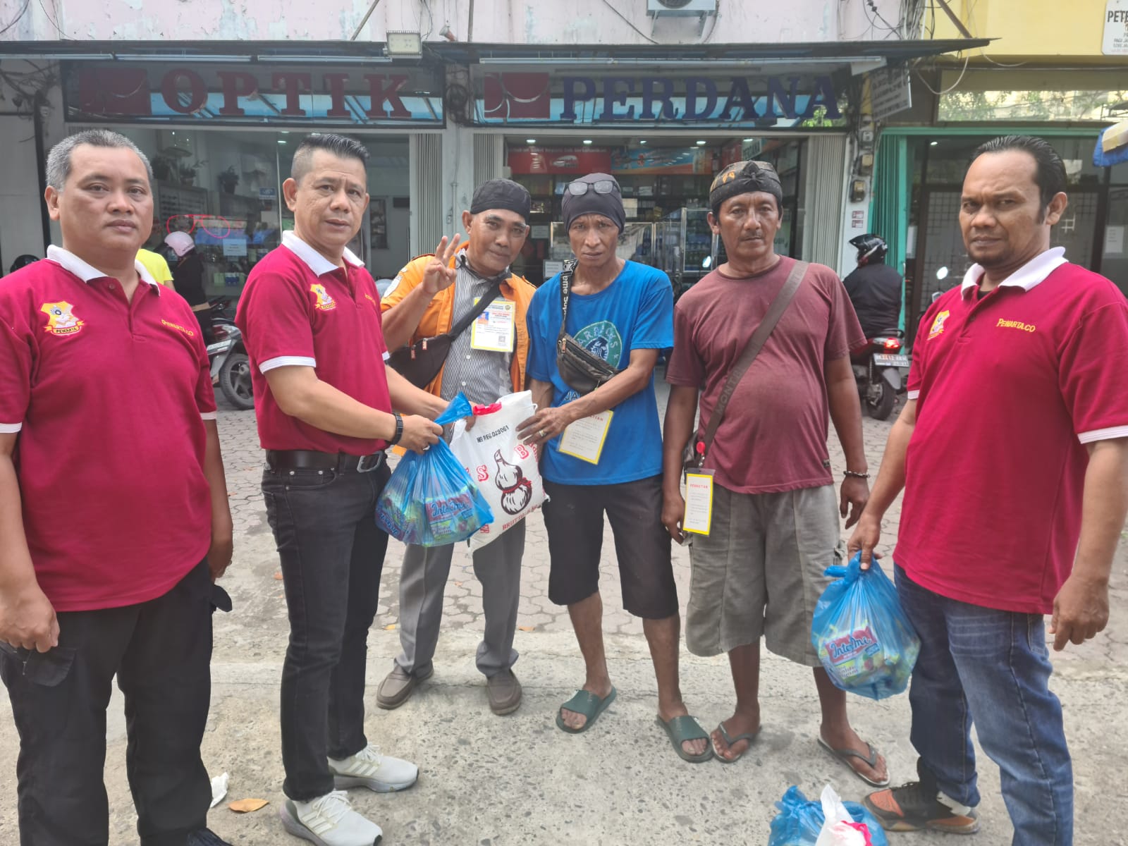 Jumat Barokah Ramadan, Ketua Pewarta Berikan Sembako kepada Juru Parkir dan Petugas Jaga Malam 