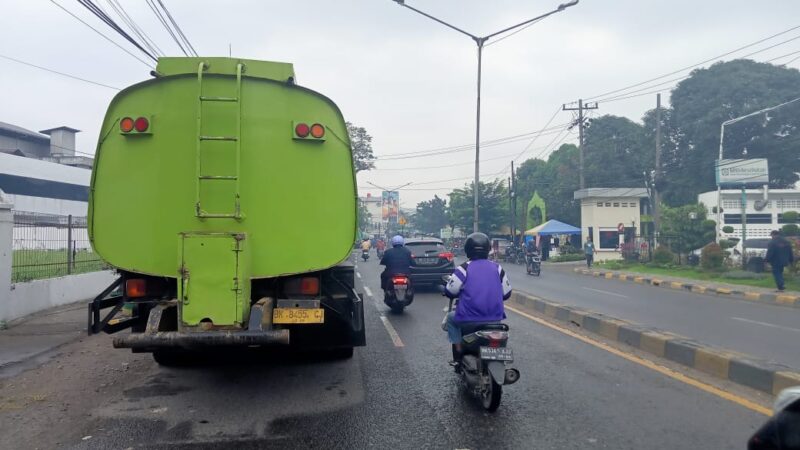 Diduga Melanggar Peraturan Pemerintah Nomor 34 Tahun 2006 Pasal 38.Puluhan Truck Tanki Parkir Liar Makan Bahu Jalan