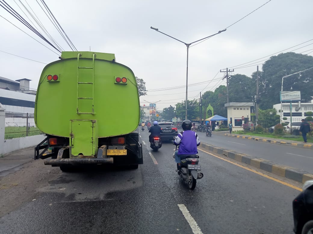 Diduga Melanggar Peraturan Pemerintah Nomor 34 Tahun 2006 Pasal 38.Puluhan Truck Tanki Parkir Liar Makan Bahu Jalan