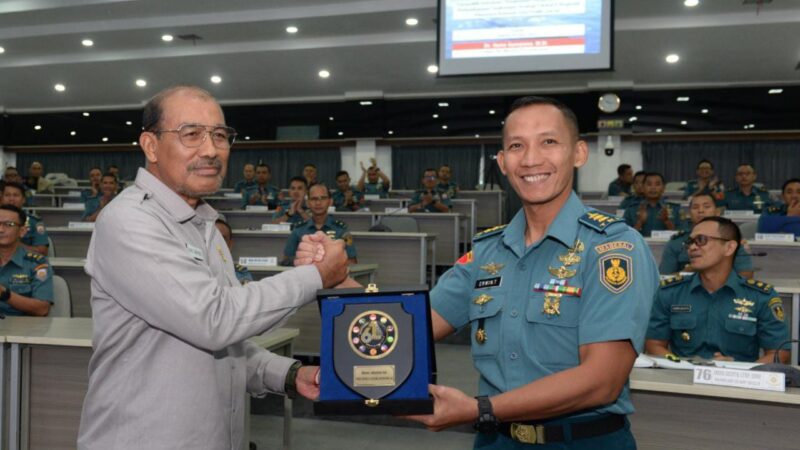 Letjend TNI Marinir (Purn) Dr. Nono Sampono Berikan Kuliah Kepada Pasis Dikreg Seskoal Angkatan Ke-61 TA 2023