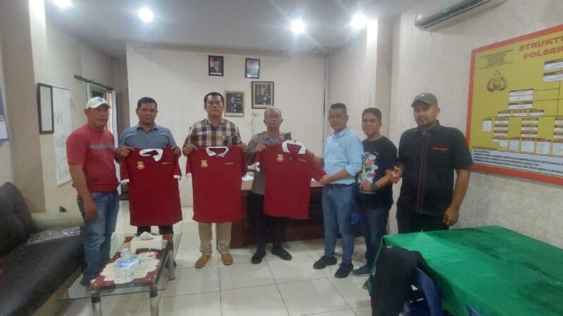 Ketua Pewarta Serahkan Baju Kaos Kebesaran kepada Kapolsek, Kanit dan Panit Reskrim Medan Area