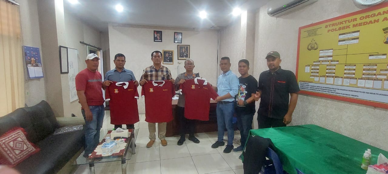 Ketua Pewarta Serahkan Baju Kaos Kebesaran kepada Kapolsek, Kanit dan Panit Reskrim Medan Area