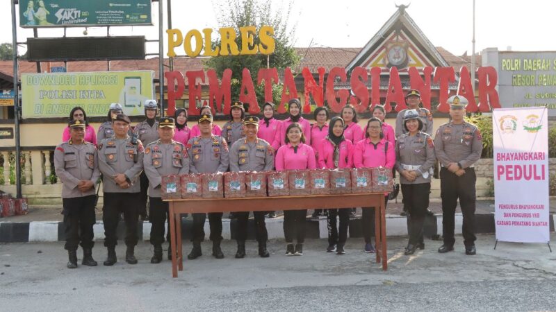 Kapolres Pematang Siantar Bersama Dengan Bhayangkari Berbagi Takjil Kepada Masyarakat Pengguna Jalan