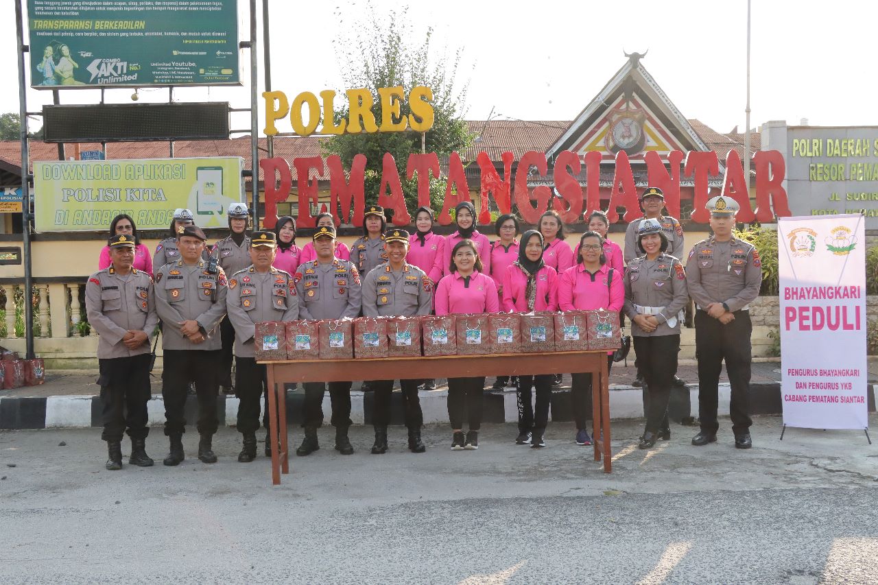 Kapolres Pematang Siantar Bersama Dengan Bhayangkari Berbagi Takjil Kepada Masyarakat Pengguna Jalan